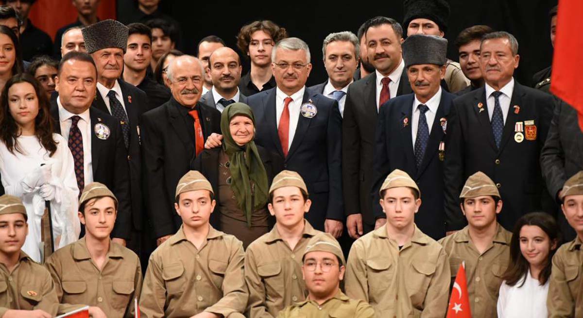 Yüce Türk Milleti Size Minettar 12