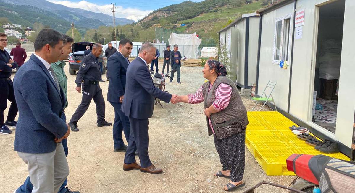 Vali Yazıcı Ramazan Bayramında Osmaniyedeki Depremzedeleri Ziyaret Etti 01