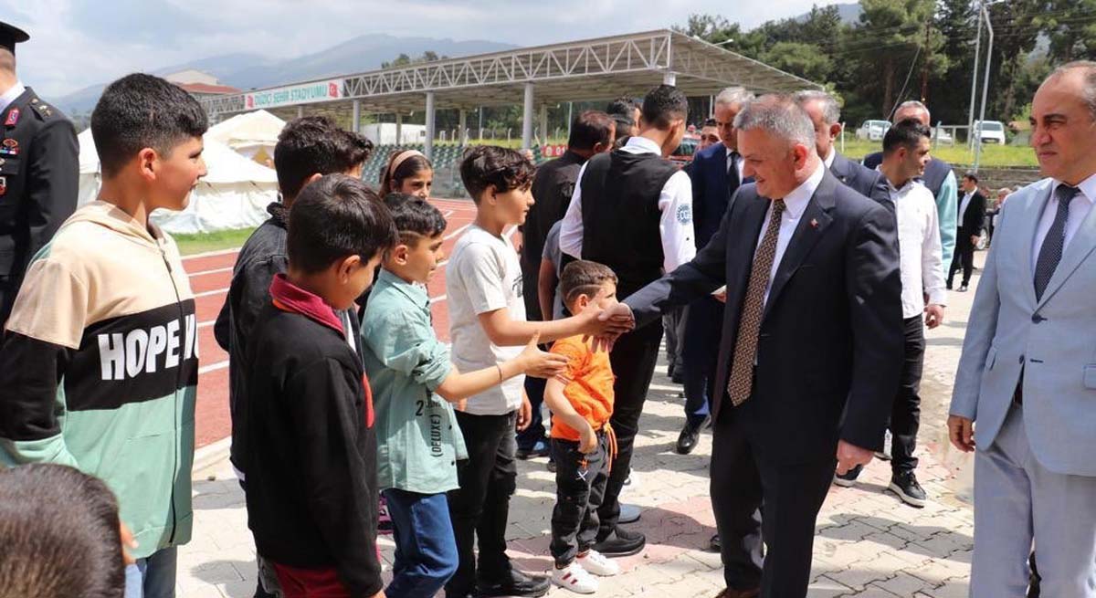 Vali Yazıcı Ramazan Bayramında Osmaniyedeki Depremzedeleri Ziyaret Etti 04