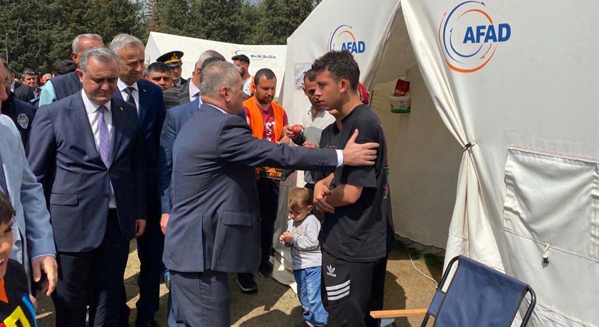 Vali Yazıcı Ramazan Bayramında Osmaniyedeki Depremzedeleri Ziyaret Etti 08