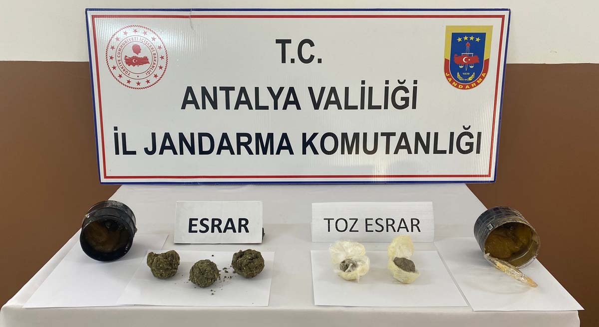 Jöle Kutusunun İçinden 450 Gram Esrar Çıktı 01