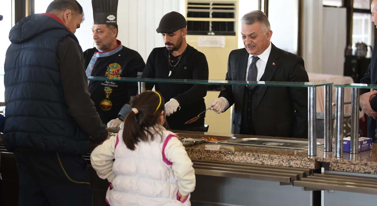 Vali Yazıcı TRT Lara Kampında Kalan Depremzedeleri Ziyaret Etti 01
