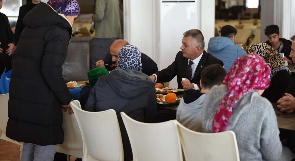 Vali Yazıcı TRT Lara Kampında Kalan Depremzedeleri Ziyaret Etti 03