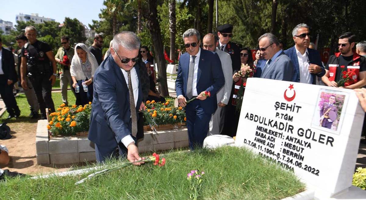 15 Temmuzun 7 inci Yıl Dönümünde Şehitler Mezarı Başında Anıldı 04