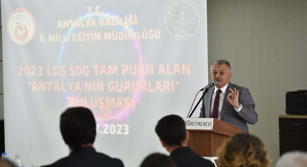 Vali Yazıcı LGS de Tam Puan Alan Öğrencilerle Bir Araya Geldi 02