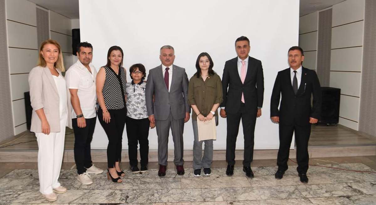Vali Yazıcı LGS de Tam Puan Alan Öğrencilerle Bir Araya Geldi 04