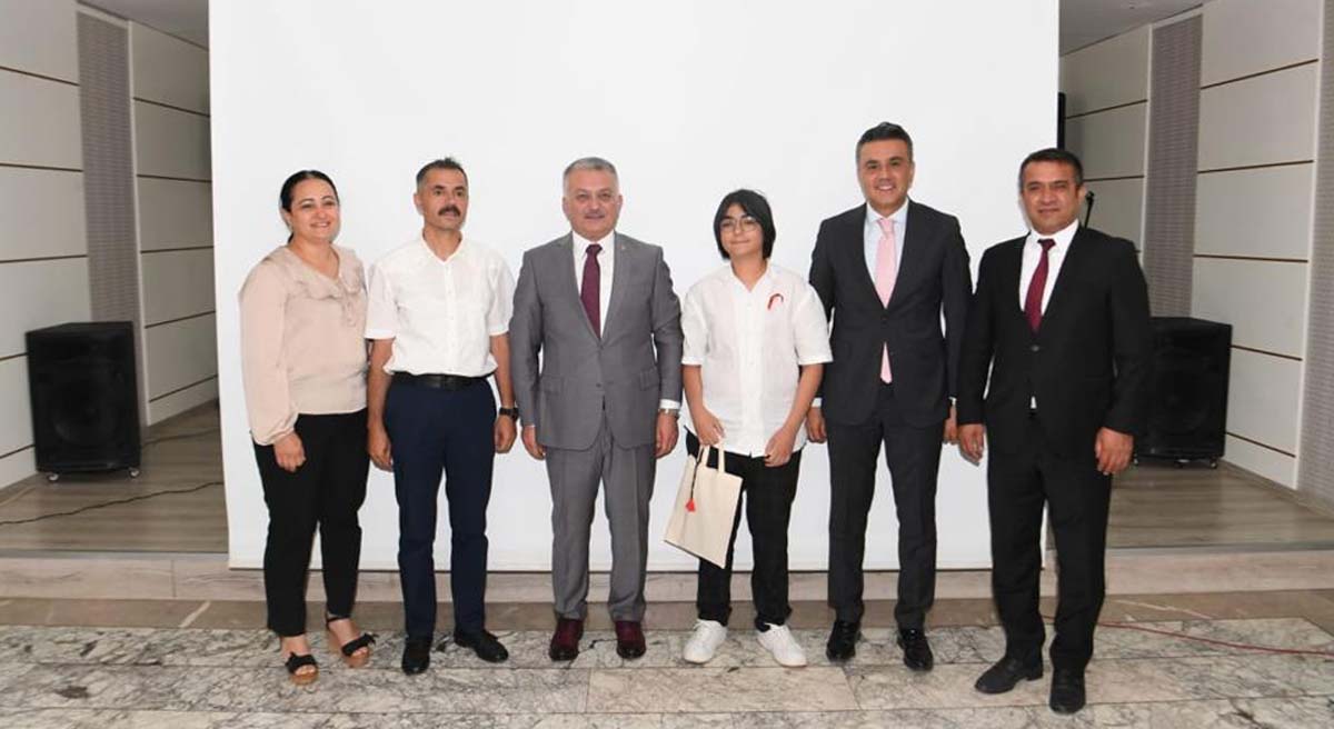 Vali Yazıcı LGS de Tam Puan Alan Öğrencilerle Bir Araya Geldi 05
