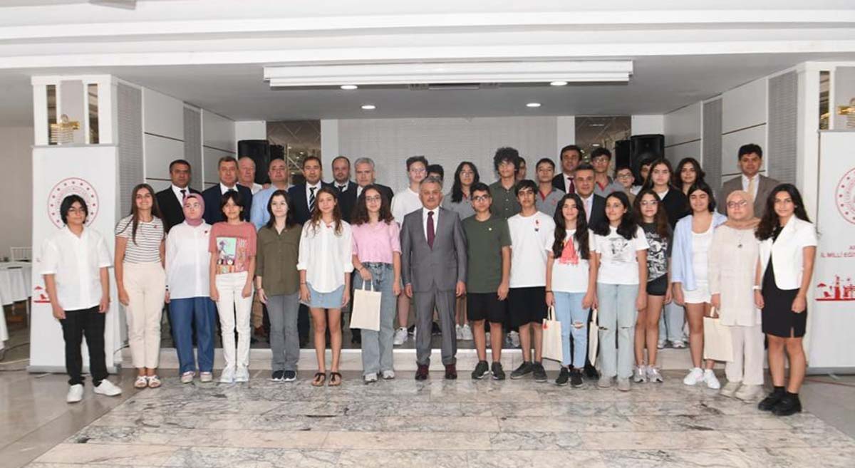 Vali Yazıcı LGS de Tam Puan Alan Öğrencilerle Bir Araya Geldi 06