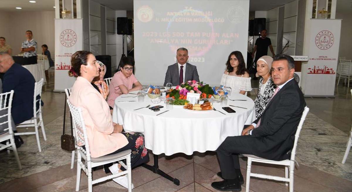 Vali Yazıcı LGS de Tam Puan Alan Öğrencilerle Bir Araya Geldi 07