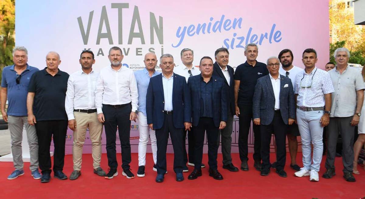 Antalyanın Önemli Simgelerinden Olan Vatan Kahvesi Yeniden Açıldı 03