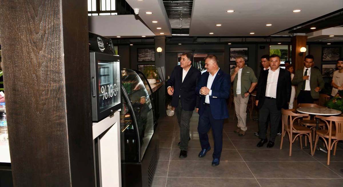 Antalyanın Önemli Simgelerinden Olan Vatan Kahvesi Yeniden Açıldı 04