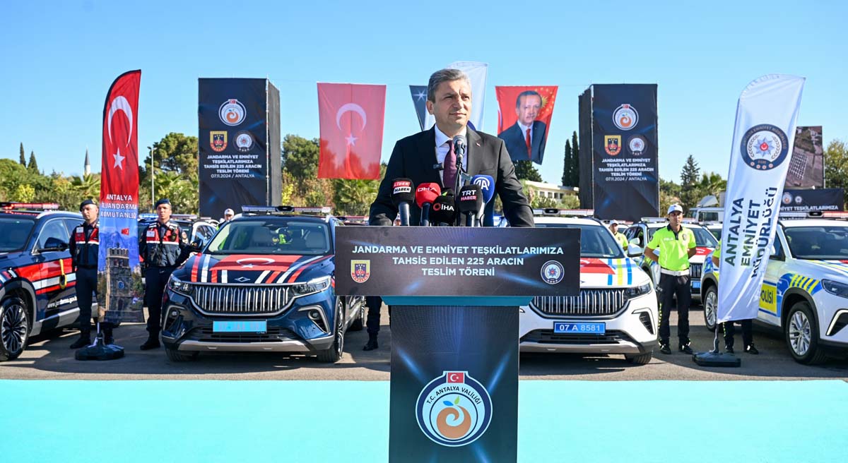 Antalya İl Emniyet Müdürlüğü ve İl Jandarma Komutanlığı envanterine kazandırılan 225 yeni hizmet aracı için teslim töreni 02