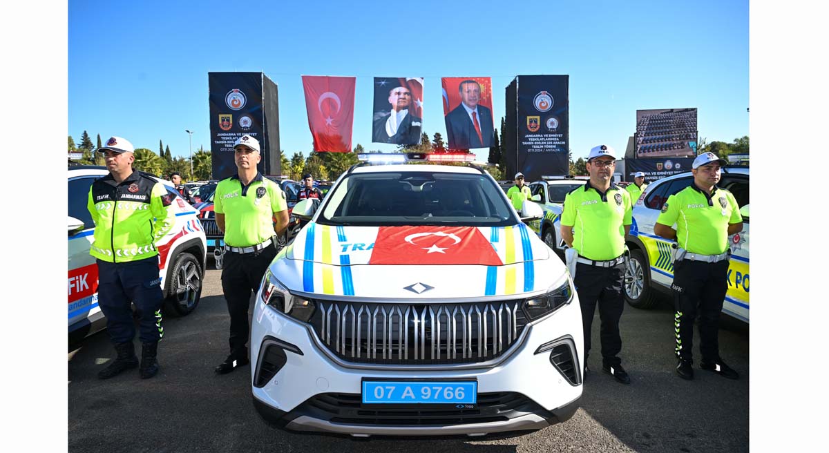Antalya İl Emniyet Müdürlüğü ve İl Jandarma Komutanlığı envanterine kazandırılan 225 yeni hizmet aracı için teslim töreni 06