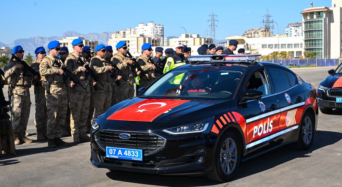 Antalya İl Emniyet Müdürlüğü ve İl Jandarma Komutanlığı envanterine kazandırılan 225 yeni hizmet aracı için teslim töreni 07